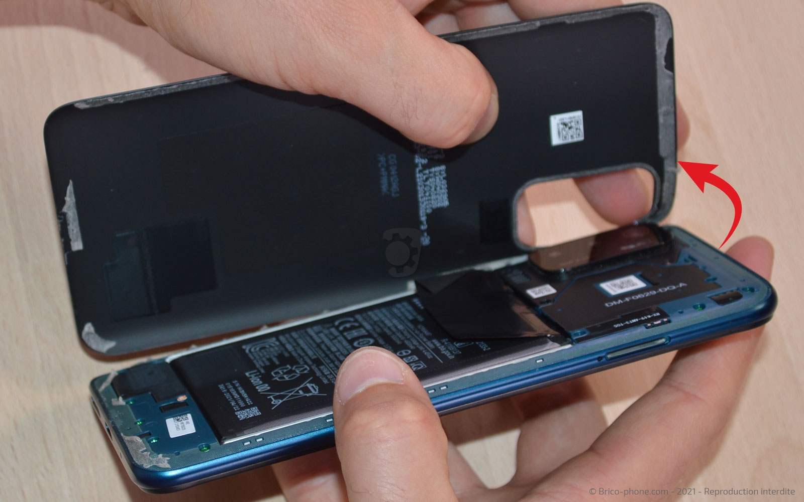 Changement de la vitre arrière sur Poco M3 Pro photo 3