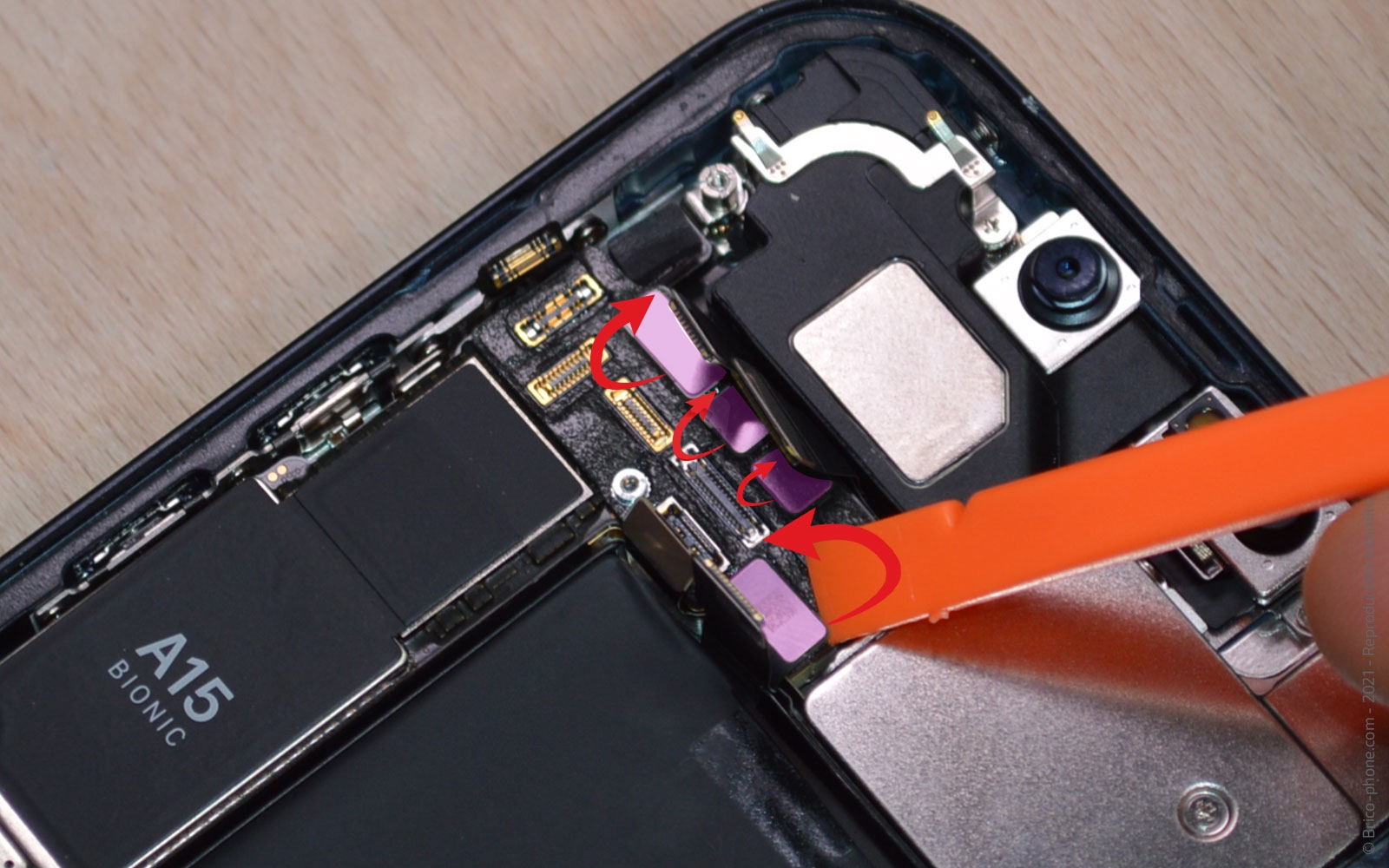 Changement du connecteur de charge sur iPhone 13 photo 4