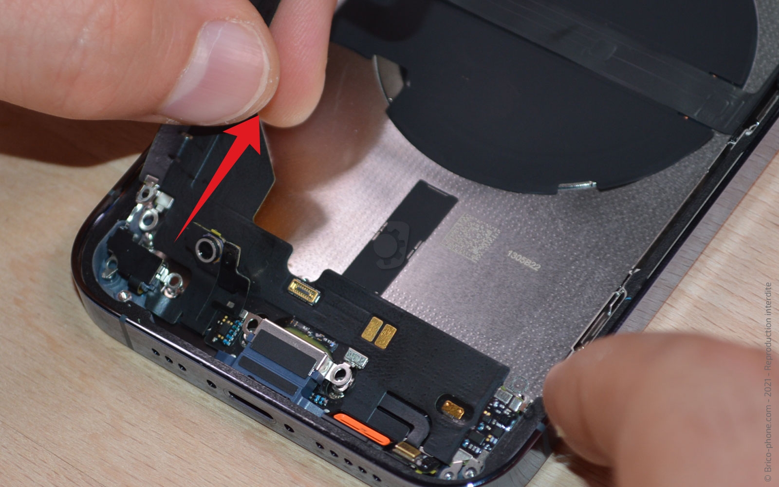 Changement du connecteur de charge sur iPhone 13 Pro photo 3