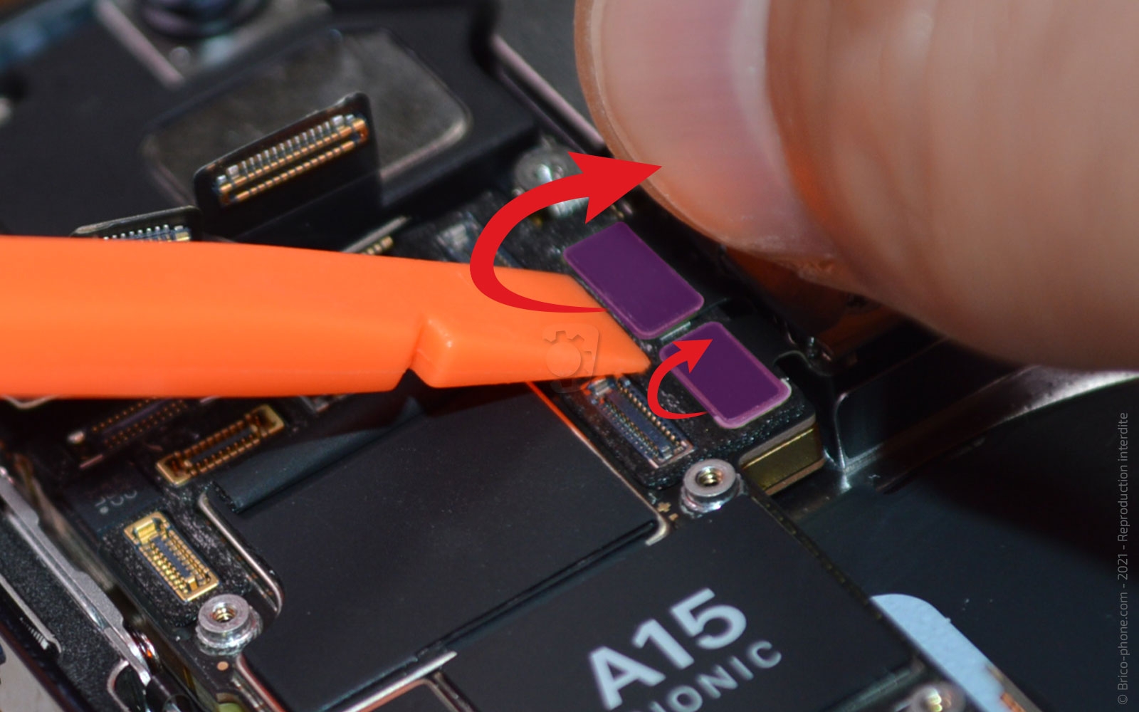 Changement du connecteur de charge sur iPhone 13 Pro photo 4