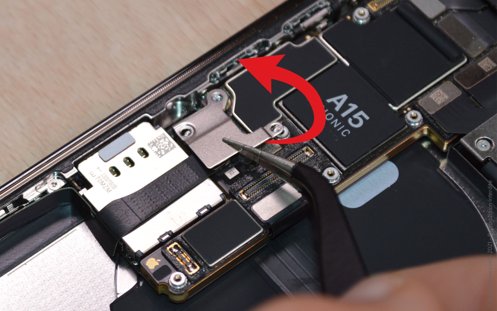 Changement du connecteur de charge sur iPhone 13 Pro photo 2