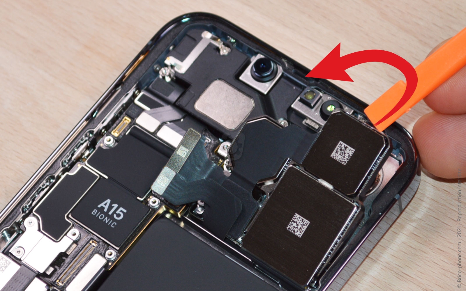 Changement du module triple caméras arrière sur iPhone 13 Pro photo 2