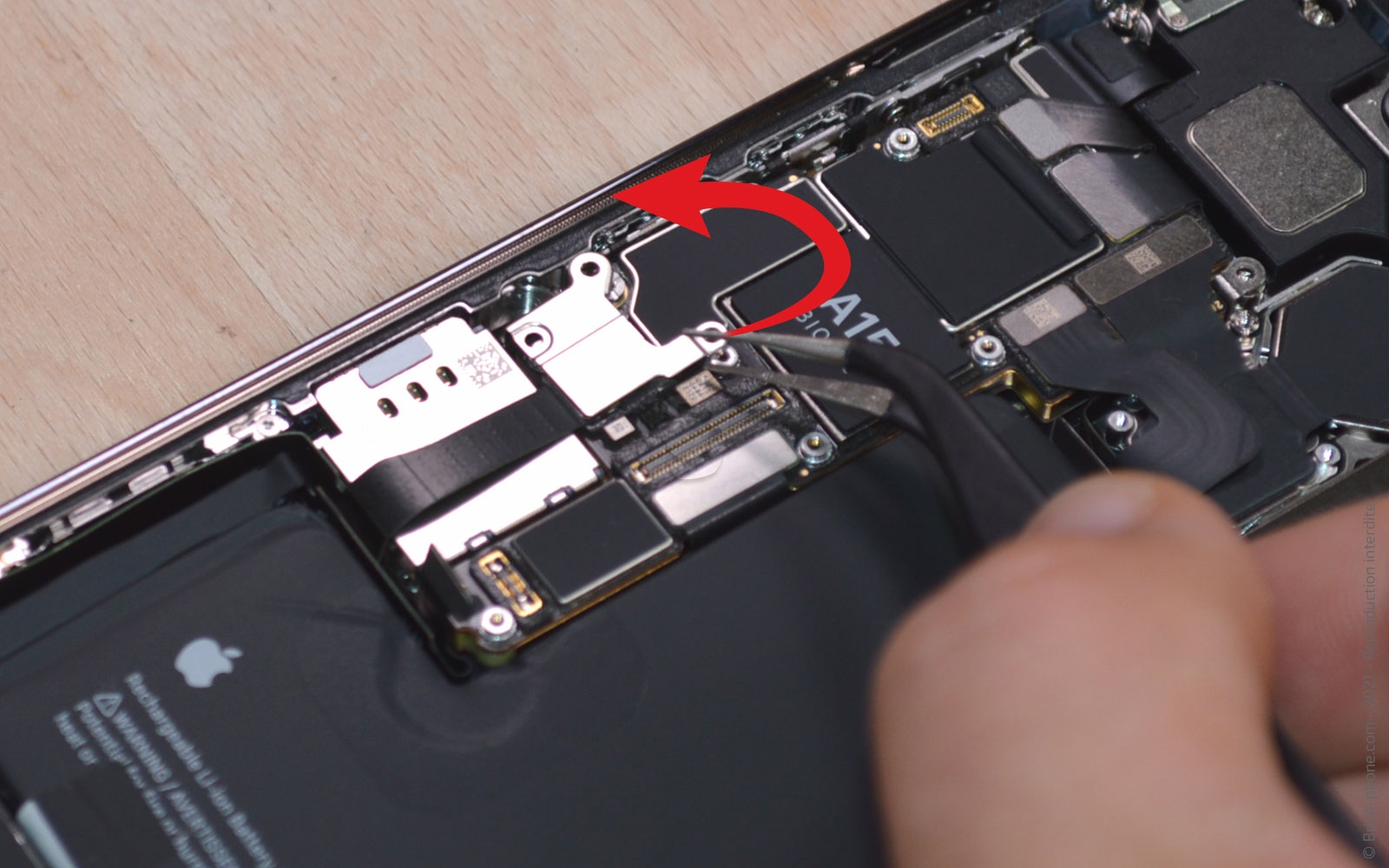 Changement du buzzer (HP interne) sur iPhone 13 Pro photo 2