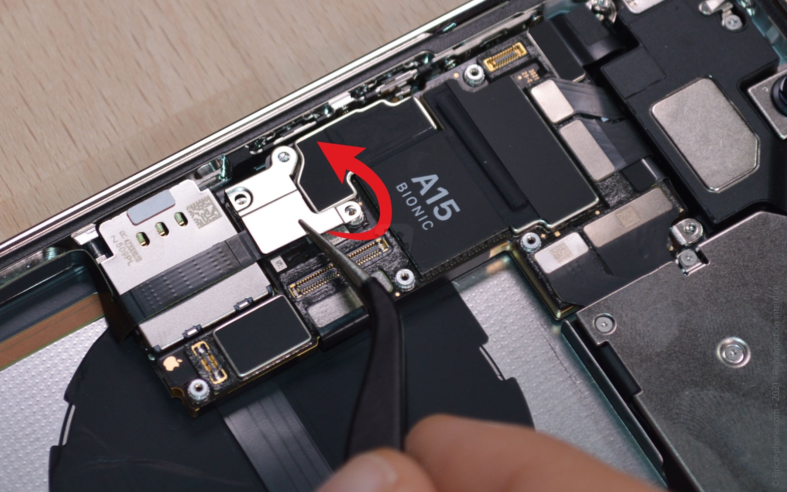 Comment changer le connecteur de charge sur iPhone 13 Pro Max photo 2