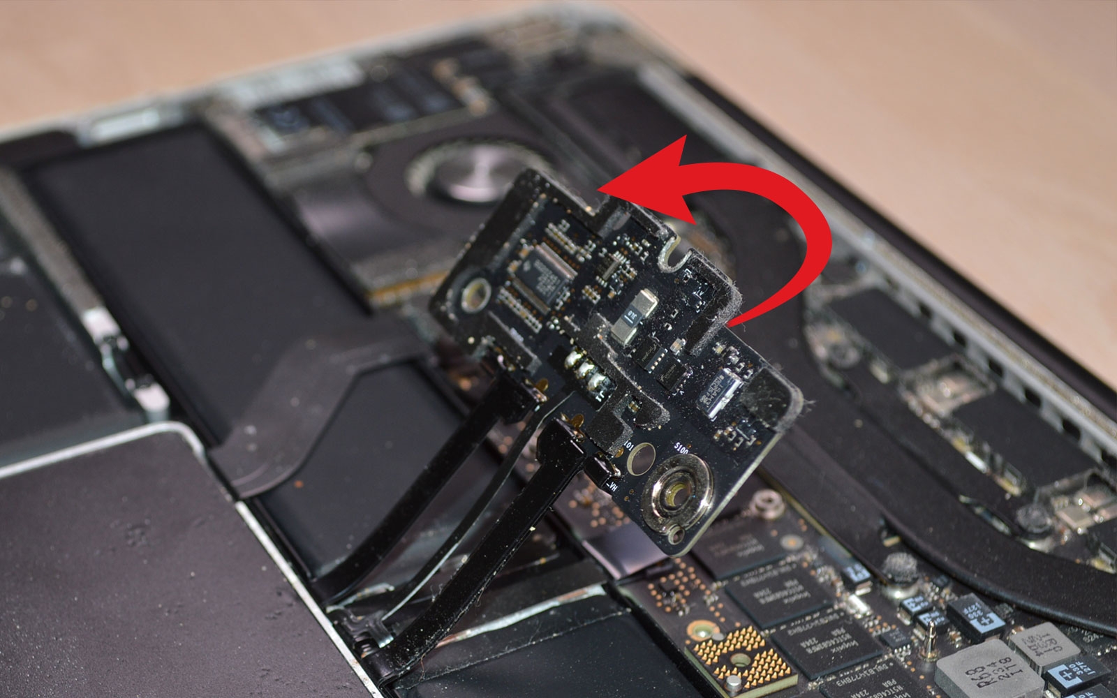 Changement de batterie sur Macbook Pro 13 pouces A1425 EMC 2672 - 2013 photo 2