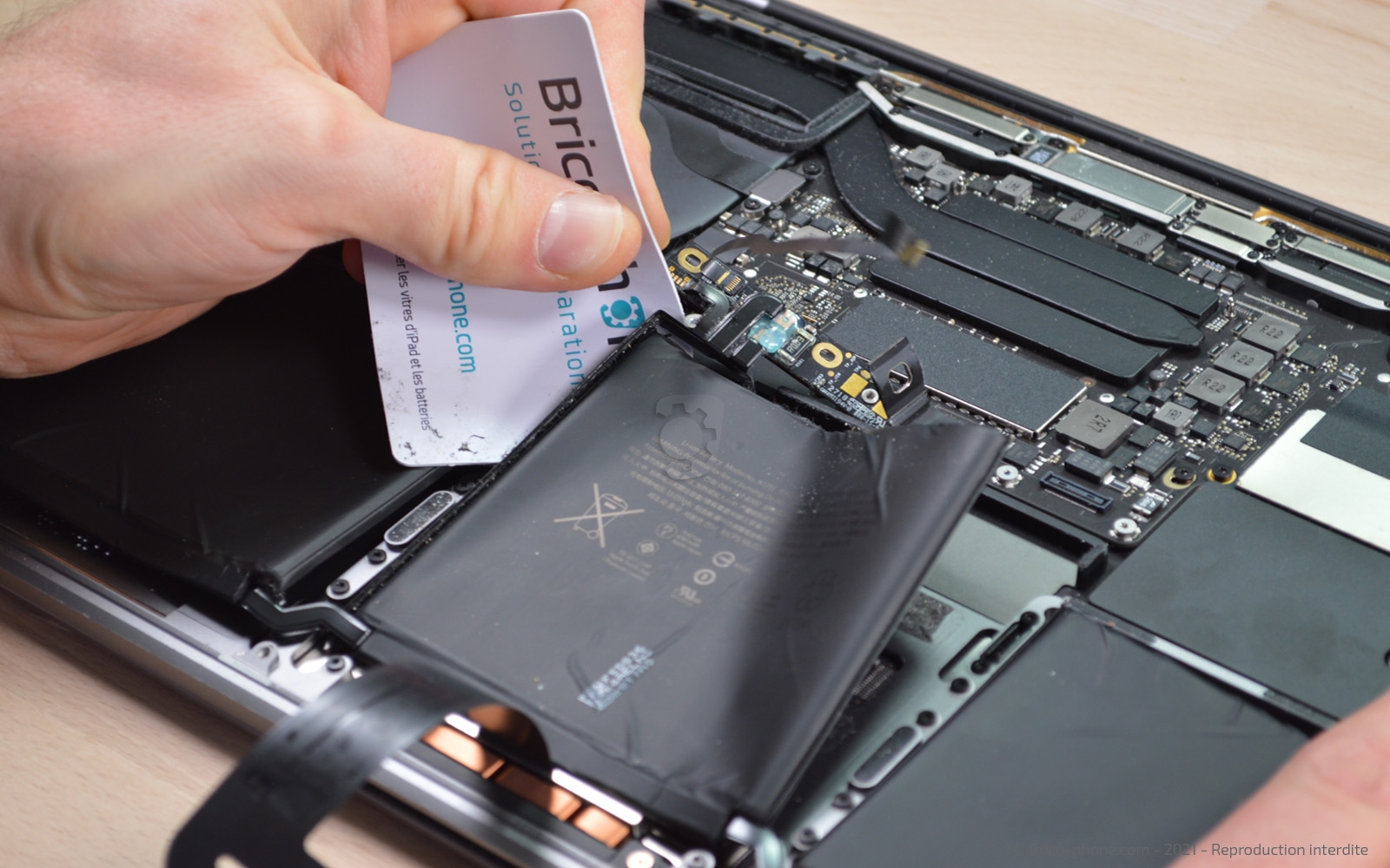 Changement de batterie sur Macbook Pro 13 pouces A1708 EMC 3164 - 2017 photo 4