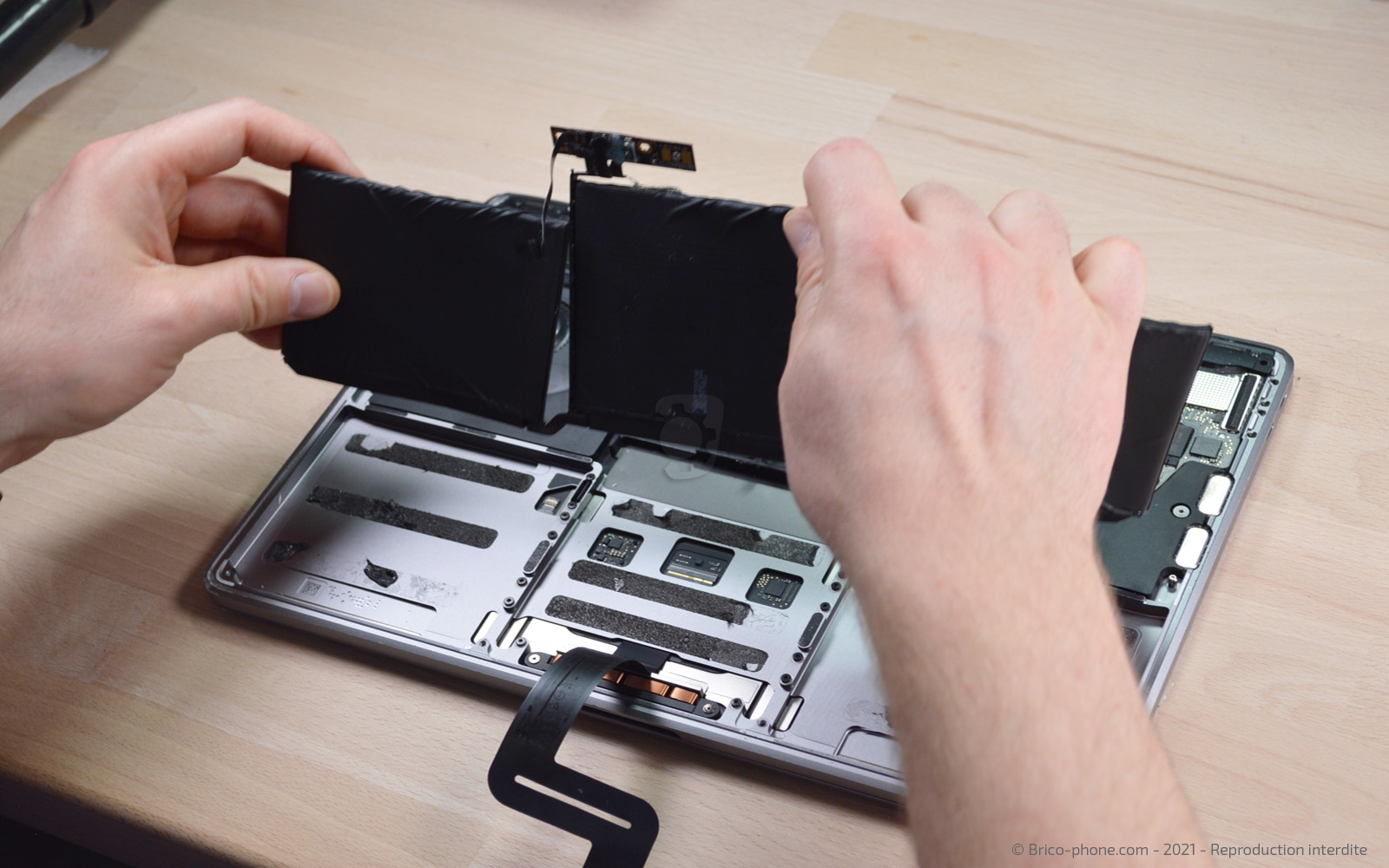 Changement de batterie sur Macbook Pro 13 pouces A1708 EMC 3164 - 2017 photo 2