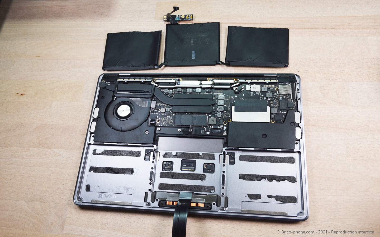 Changement de batterie sur Macbook Pro 13 pouces A1708 EMC 3164 - 2017 photo 3