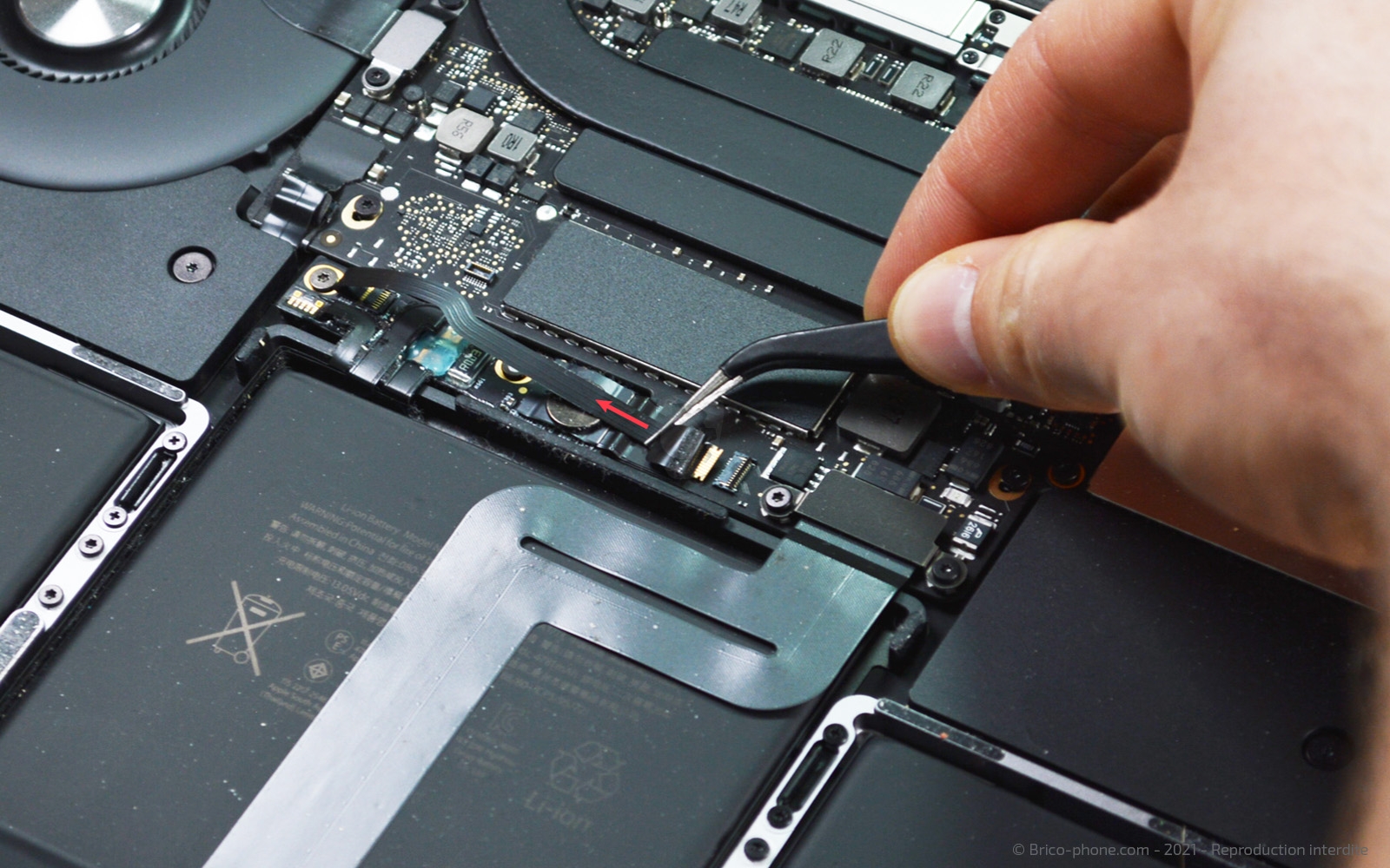 Changement de batterie sur Macbook Pro 13 pouces A1708 EMC 3164 - 2017 photo 3