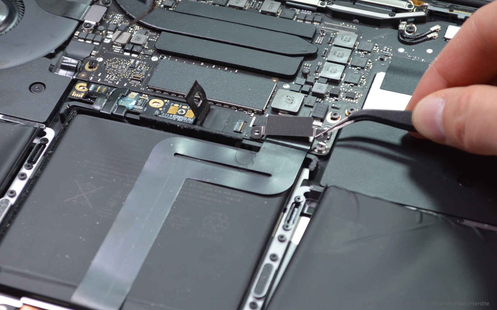 Changement de batterie sur Macbook Pro 13 pouces A1708 EMC 3164 - 2017 photo 2