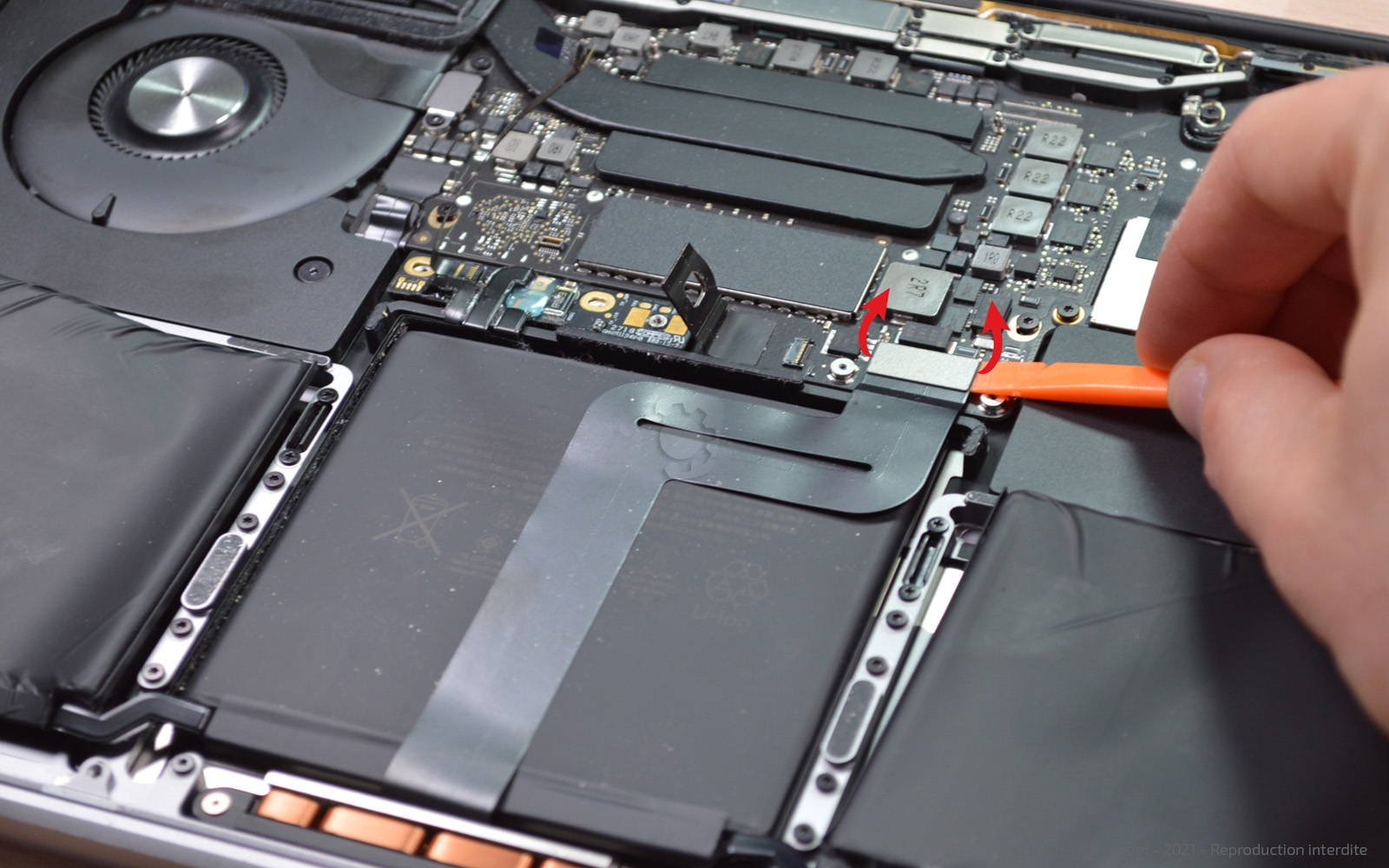 Changement de batterie sur Macbook Pro 13 pouces A1708 EMC 3164 - 2017 photo 3