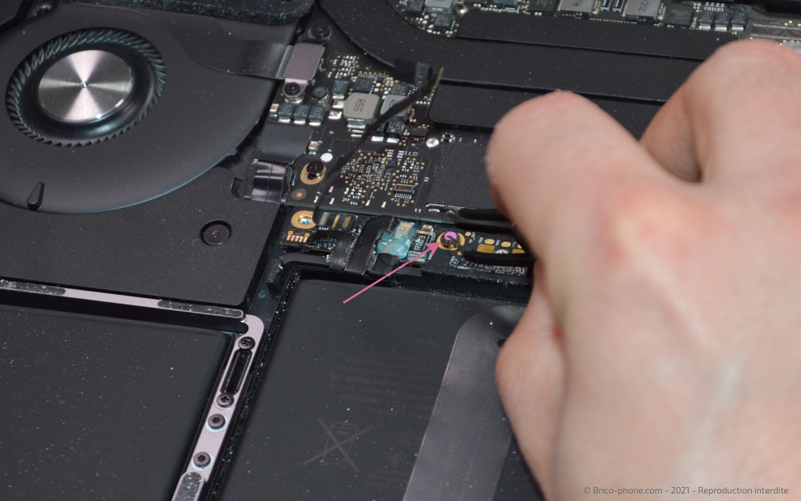 Changement de batterie sur Macbook Pro 13 pouces A1708 EMC 3164 - 2017 photo 2