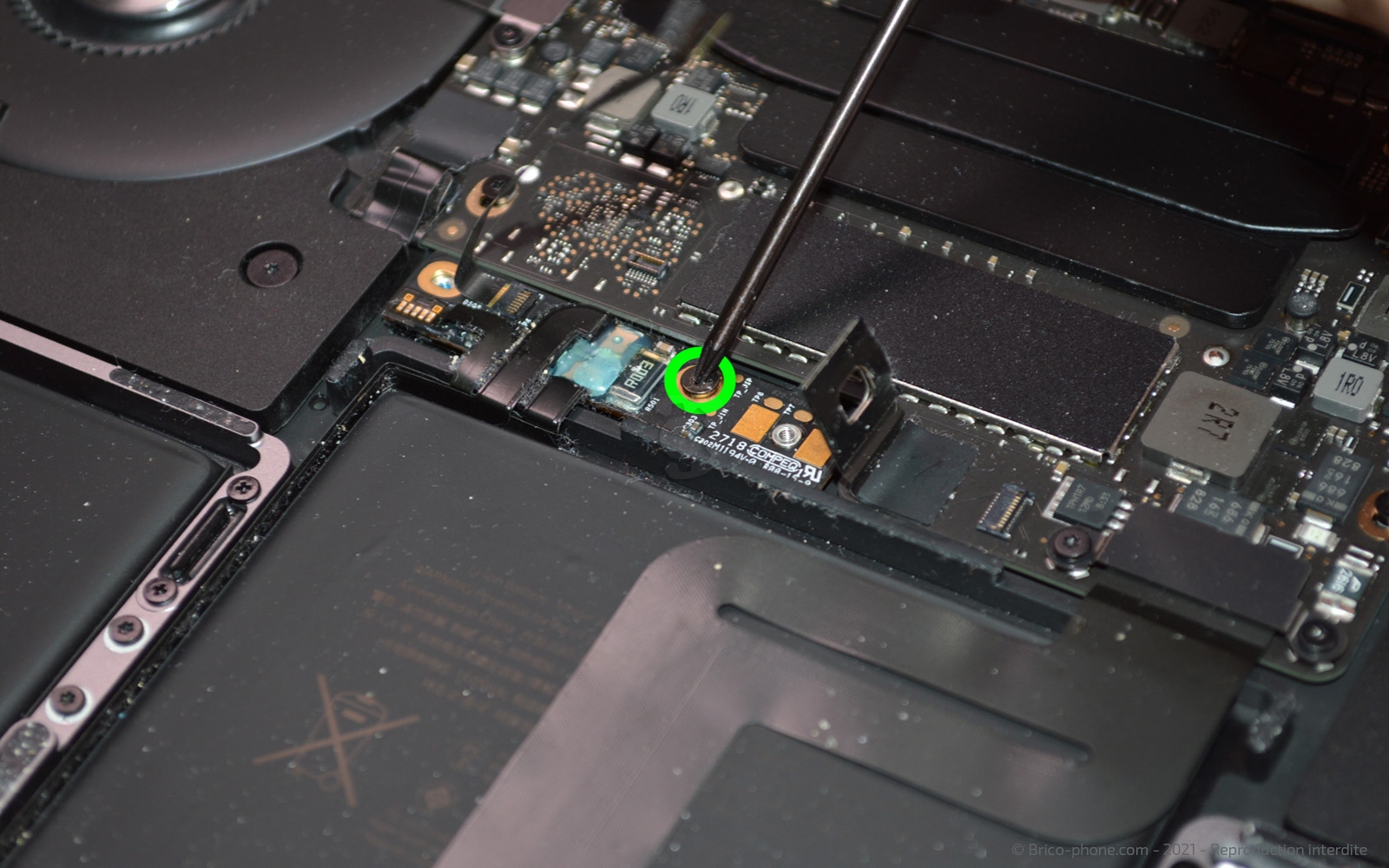 Changement de batterie sur Macbook Pro 13 pouces A1708 EMC 3164 - 2017 photo 3