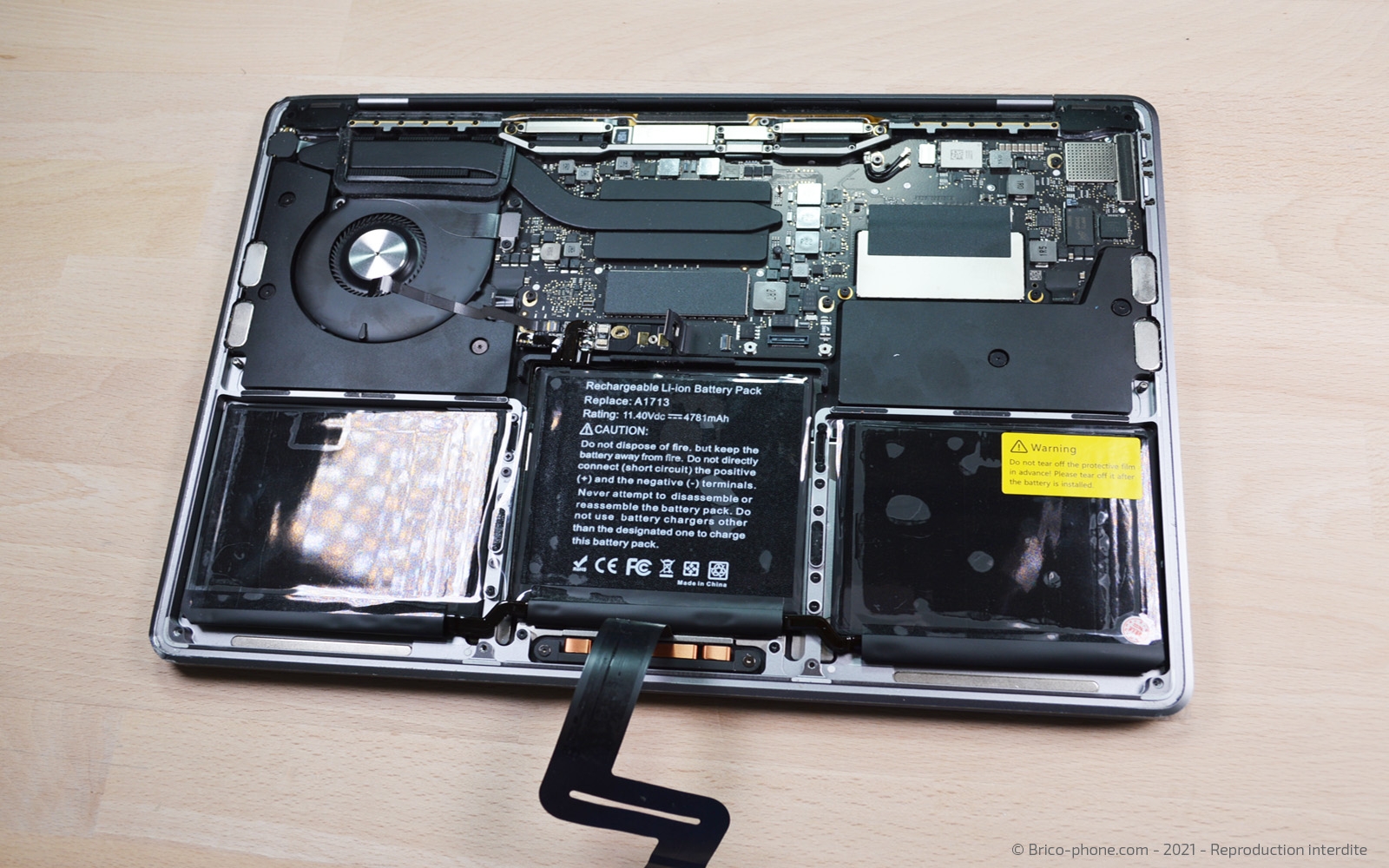 Changement de batterie sur Macbook Pro 13 pouces A1708 EMC 3164 - 2017 photo 4