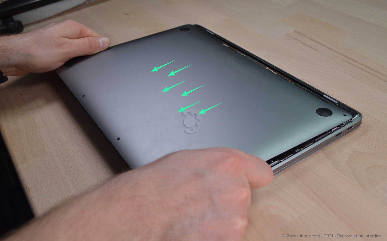 Changement de batterie sur Macbook Pro 13 pouces A1708 EMC 3164 - 2017 photo 3