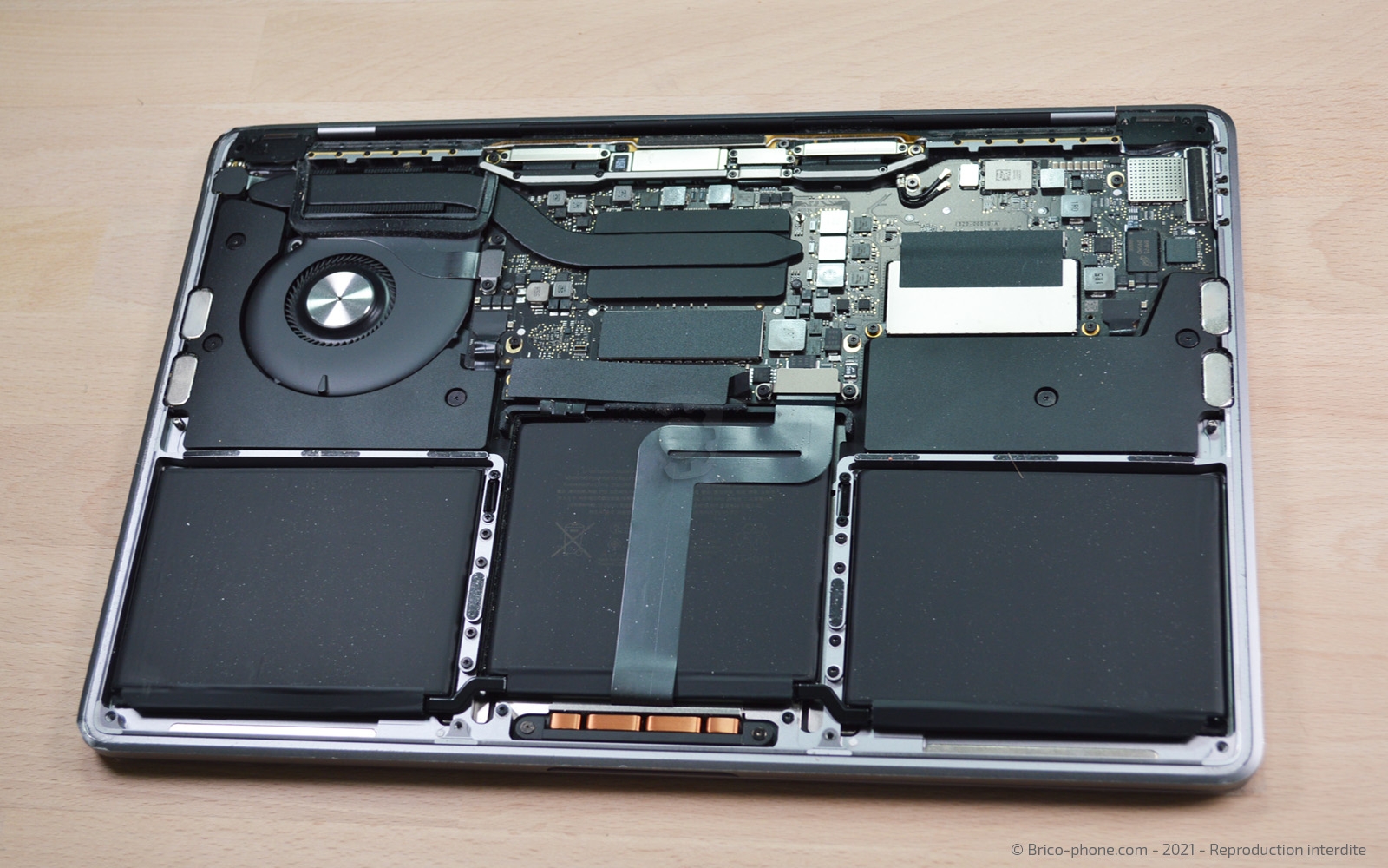 Changement de batterie sur Macbook Pro 13 pouces A1708 EMC 3164 - 2017 photo 4