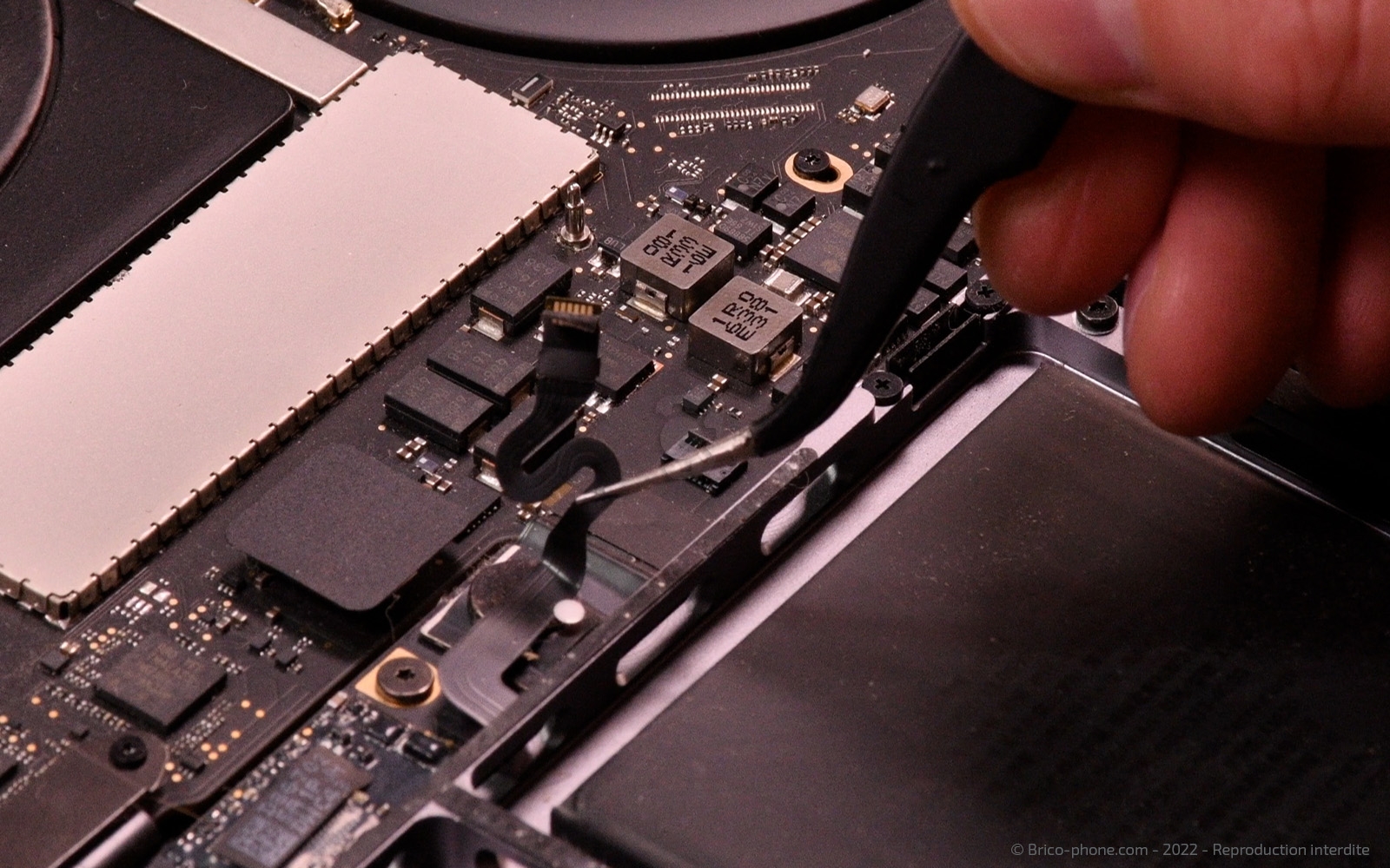 Changement d'écran sur Macbook Pro 15 pouces A1707 EMC 3072 - 2016 photo 4