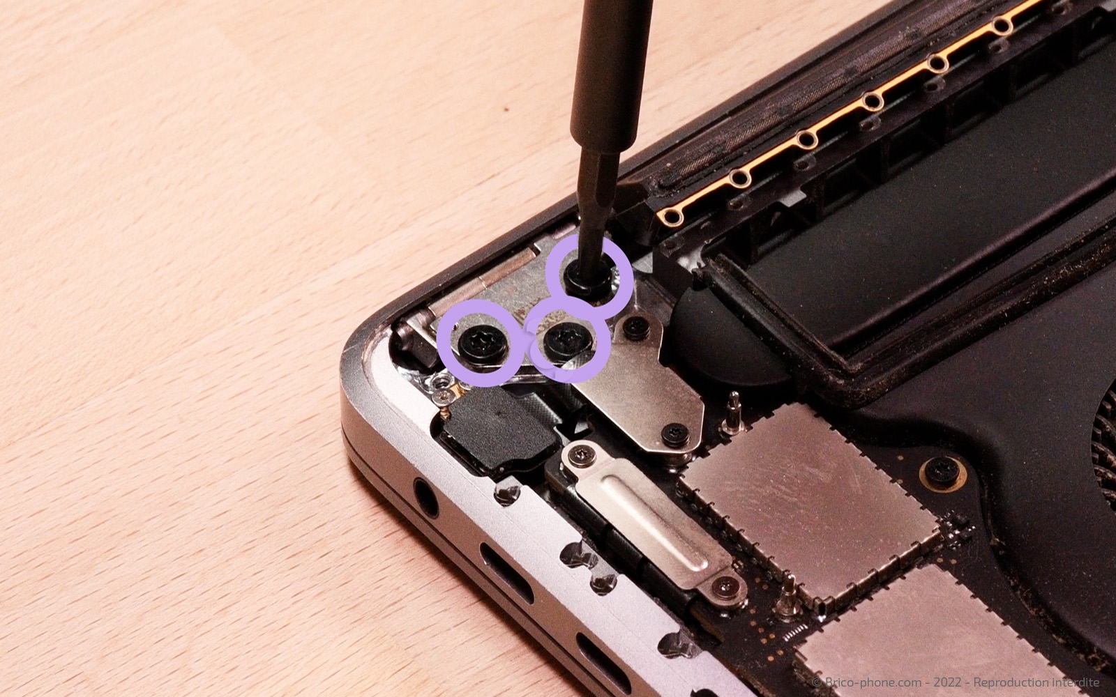 Changement d'écran sur Macbook Pro 15 pouces A1707 EMC 3072 - 2016 photo 2