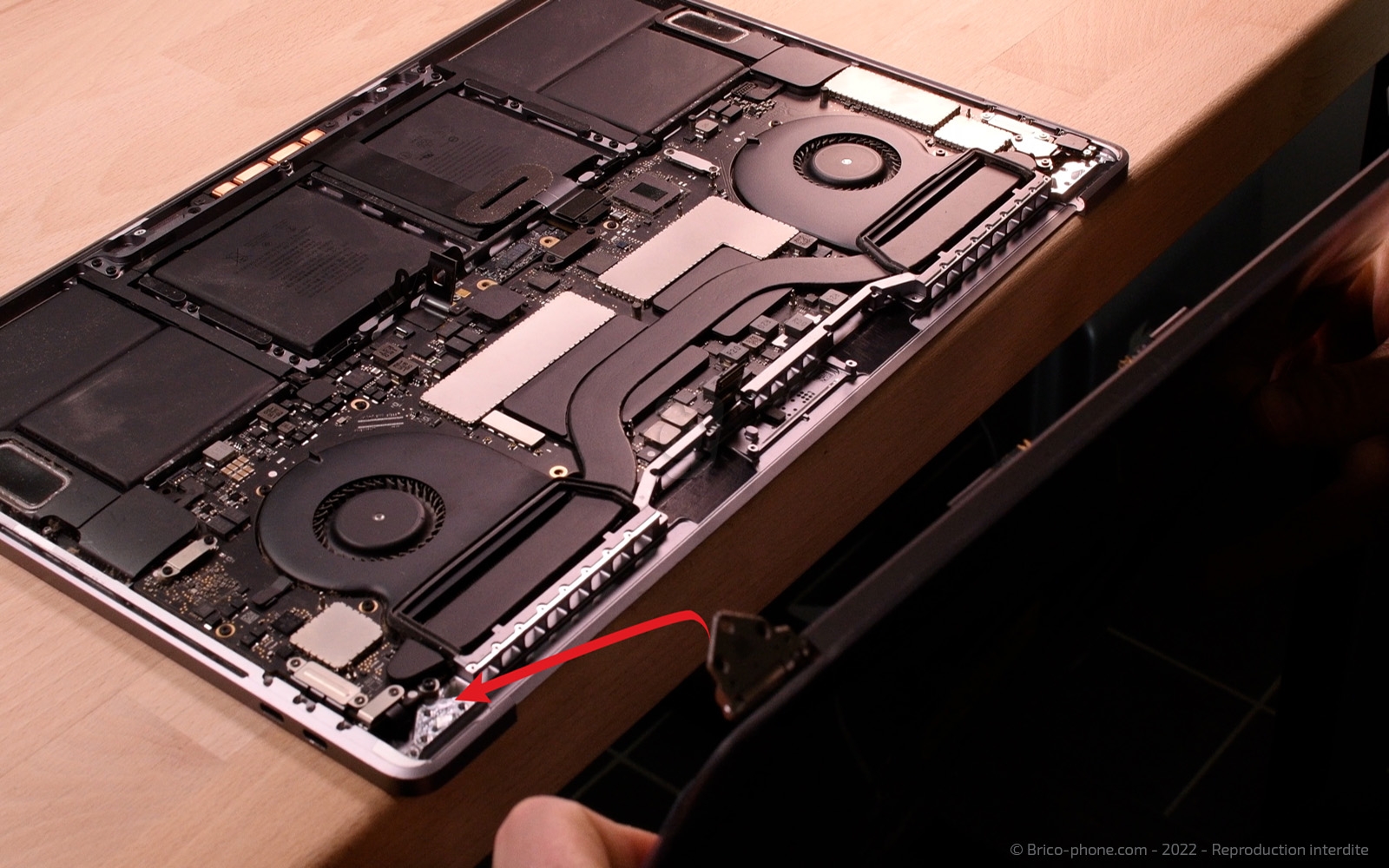 Changement d'écran sur Macbook Pro 15 pouces A1707 EMC 3072 - 2016 photo 3