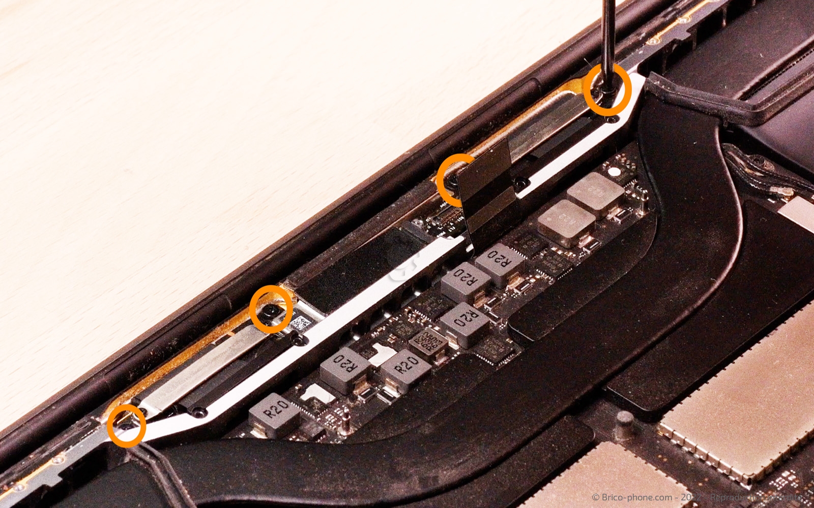 Changement d'écran sur Macbook Pro 15 pouces A1707 EMC 3072 - 2016 photo 1