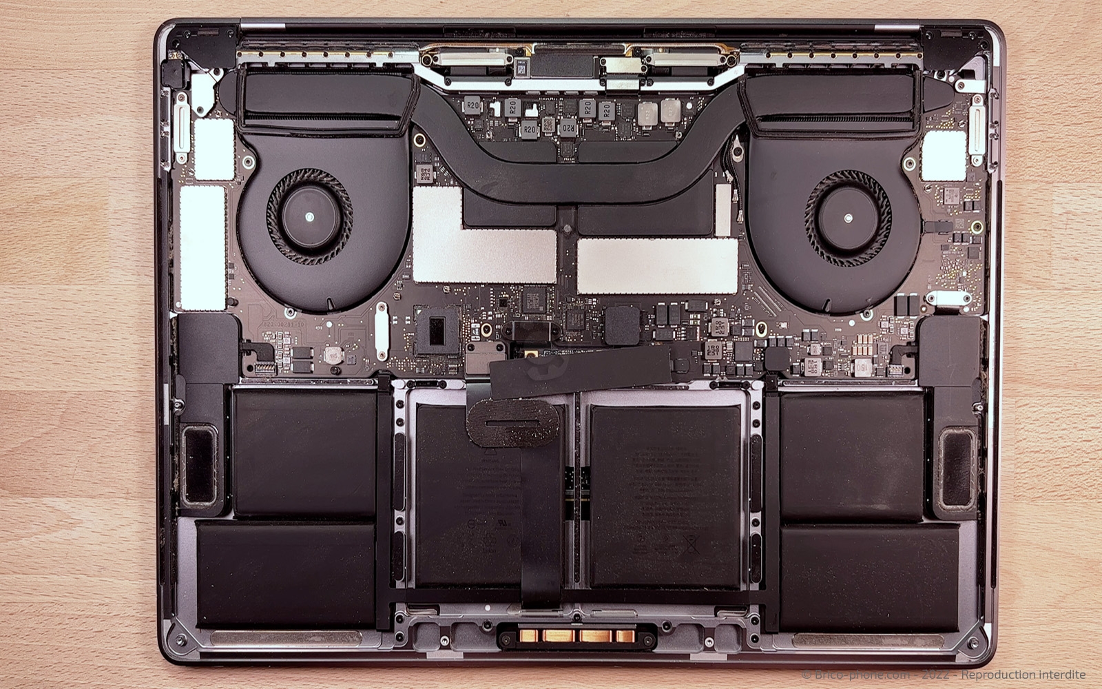 Changement d'écran sur Macbook Pro 15 pouces A1707 EMC 3072 - 2016 photo 4