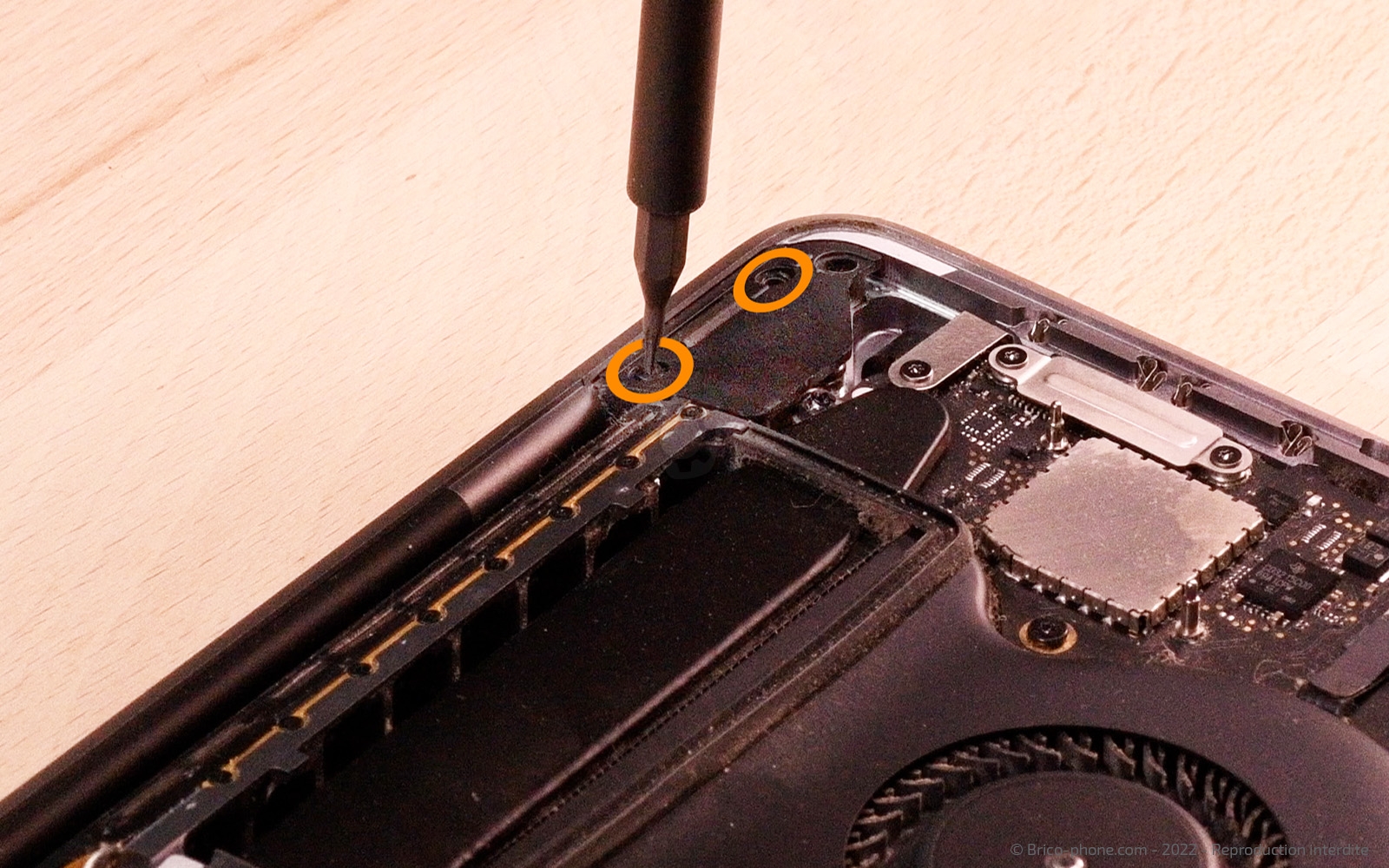 Changement d'écran sur Macbook Pro 15 pouces A1707 EMC 3072 - 2016 photo 1