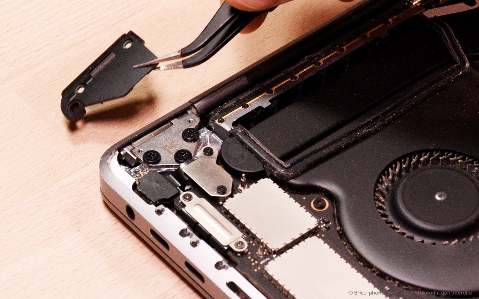 Changement d'écran sur Macbook Pro 15 pouces A1707 EMC 3072 - 2016 photo 3