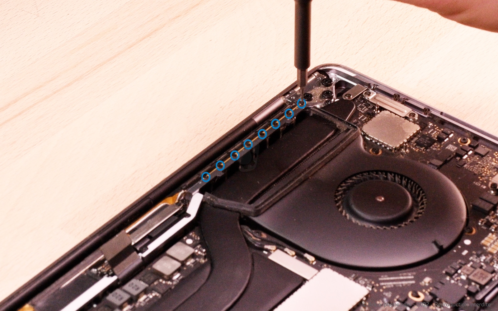 Changement d'écran sur Macbook Pro 15 pouces A1707 EMC 3072 - 2016 photo 1