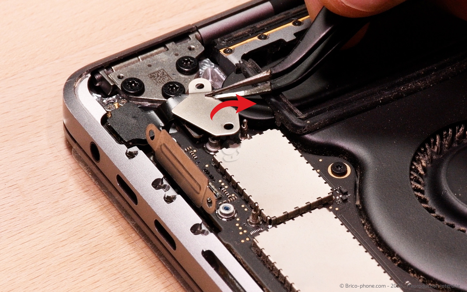 Changement batterie sur Macbook Pro 15 pouces A1707 EMC 3072 - 2016 photo 2