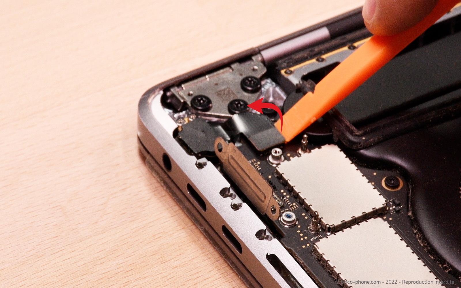 Changement batterie sur Macbook Pro 15 pouces A1707 EMC 3072 - 2016 photo 3