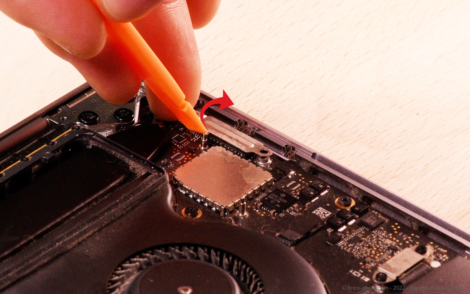 Changement batterie sur Macbook Pro 15 pouces A1707 EMC 3072 - 2016 photo 2