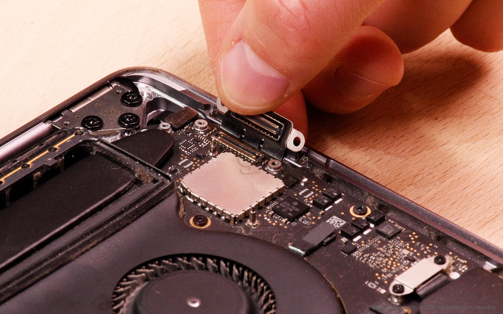 Changement batterie sur Macbook Pro 15 pouces A1707 EMC 3072 - 2016 photo 3