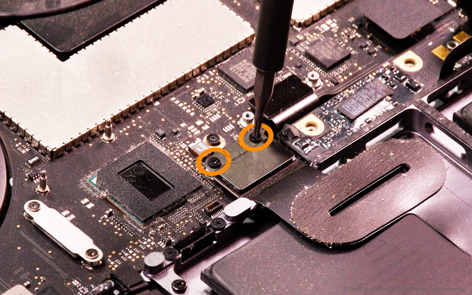 Changement batterie sur Macbook Pro 15 pouces A1707 EMC 3072 - 2016 photo 1