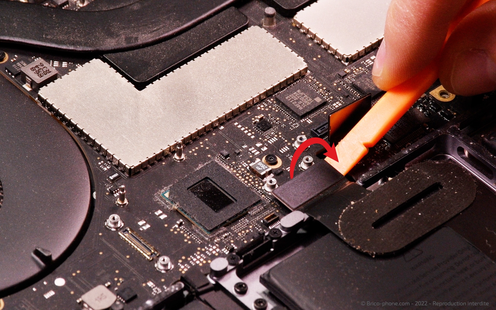 Changement batterie sur Macbook Pro 15 pouces A1707 EMC 3072 - 2016 photo 3