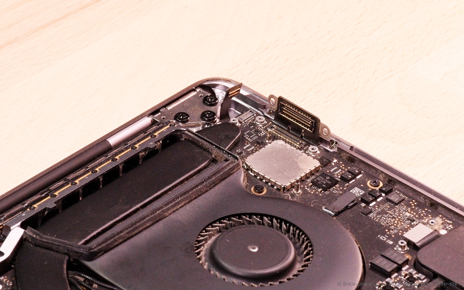 Changement batterie sur Macbook Pro 15 pouces A1707 EMC 3072 - 2016 photo 4