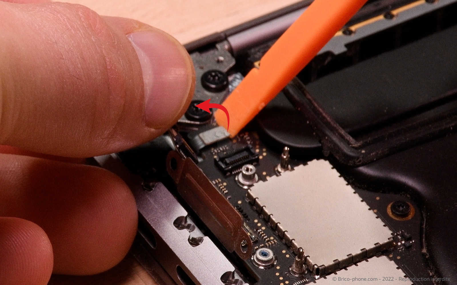 Changement batterie sur Macbook Pro 15 pouces A1707 EMC 3072 - 2016 photo 4