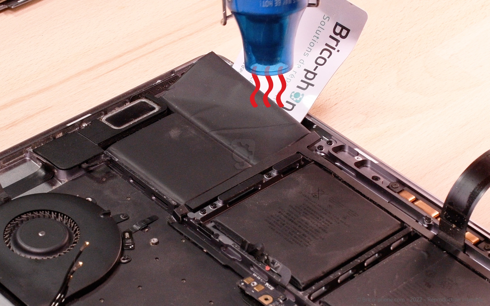 Changement batterie sur Macbook Pro 15 pouces A1707 EMC 3072 - 2016 photo 4