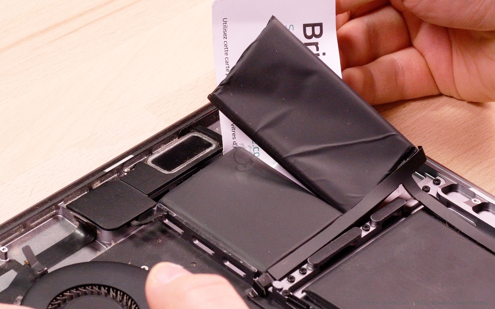 Changement batterie sur Macbook Pro 15 pouces A1707 EMC 3072 - 2016 photo 1