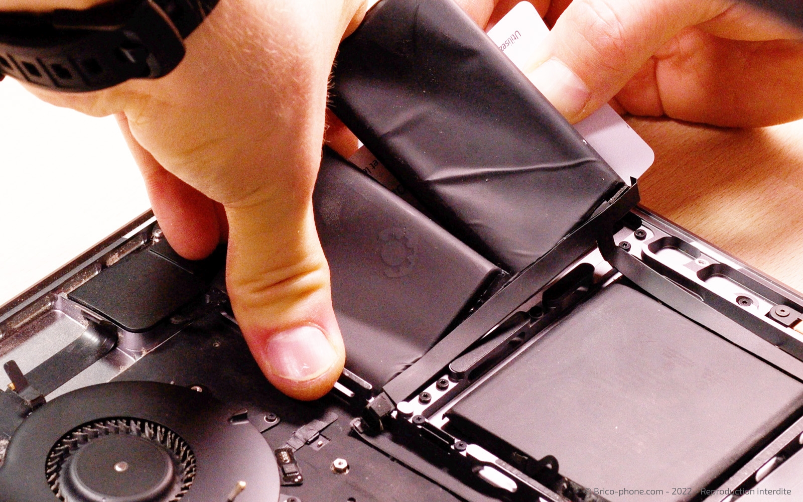 Changement batterie sur Macbook Pro 15 pouces A1707 EMC 3072 - 2016 photo 3