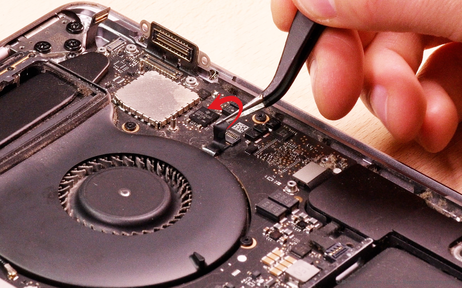 Changement batterie sur Macbook Pro 15 pouces A1707 EMC 3072 - 2016 photo 1