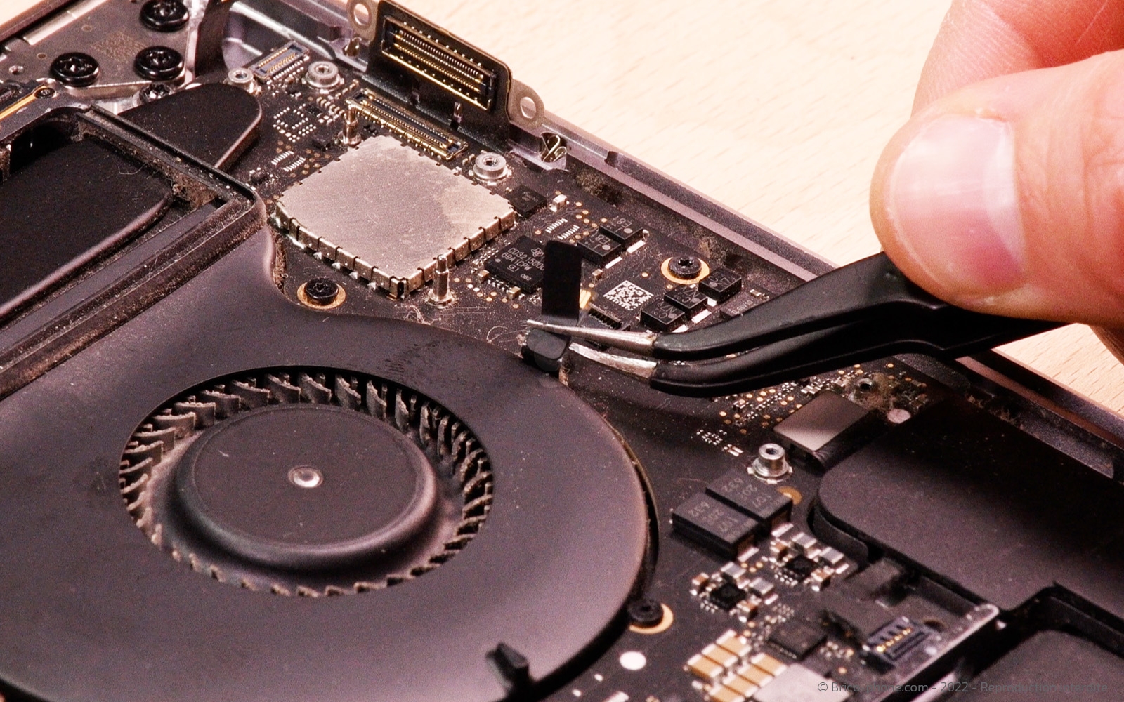 Changement batterie sur Macbook Pro 15 pouces A1707 EMC 3072 - 2016 photo 4