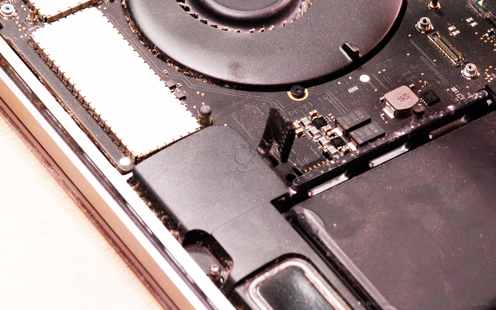 Changement batterie sur Macbook Pro 15 pouces A1707 EMC 3072 - 2016 photo 4