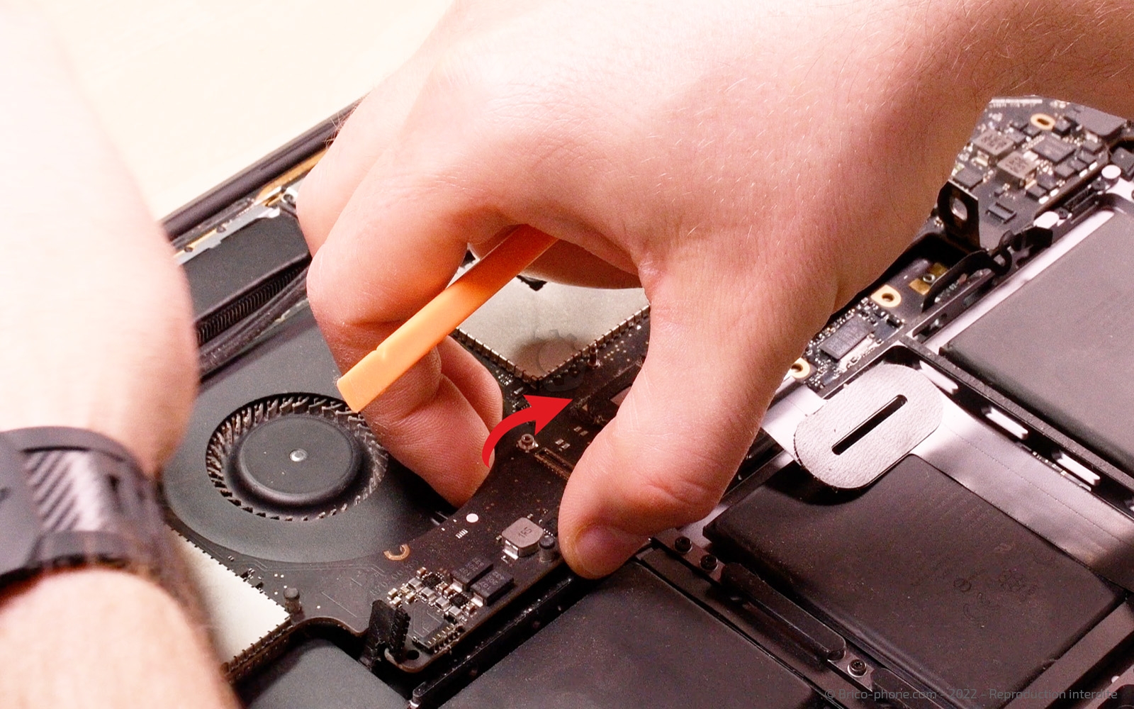 Changement batterie sur Macbook Pro 15 pouces A1707 EMC 3072 - 2016 photo 2