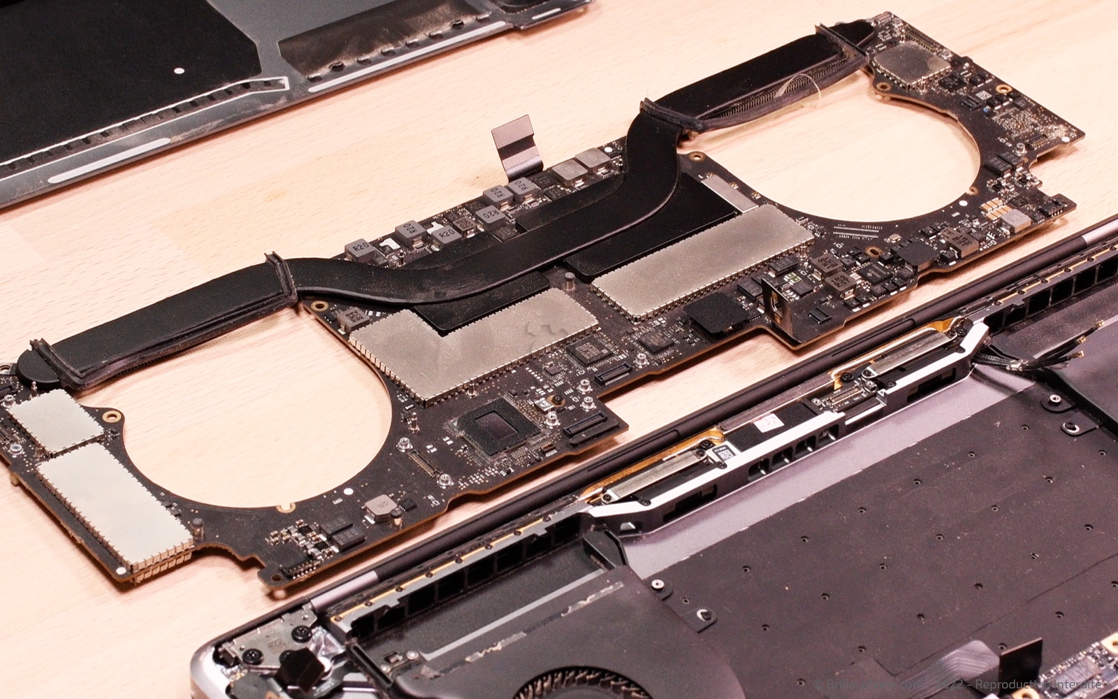 Changement batterie sur Macbook Pro 15 pouces A1707 EMC 3072 - 2016 photo 4