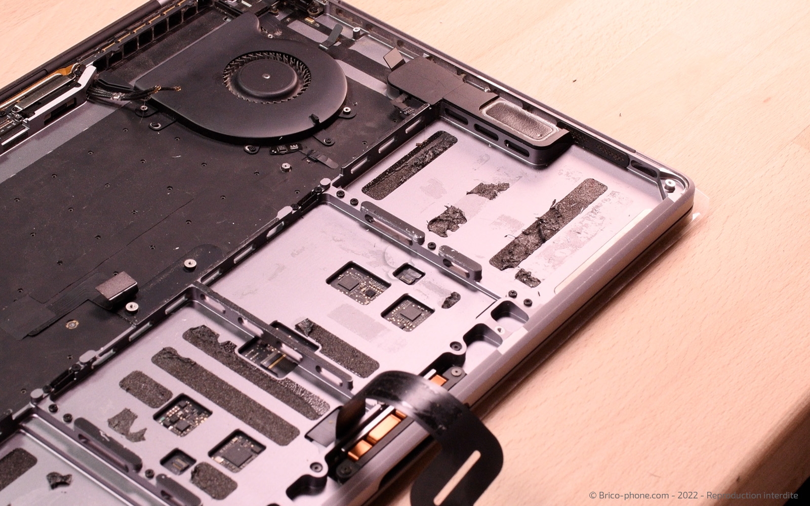 Changement batterie sur Macbook Pro 15 pouces A1707 EMC 3072 - 2016 photo 1