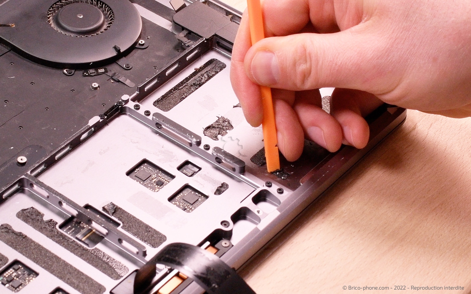 Changement batterie sur Macbook Pro 15 pouces A1707 EMC 3072 - 2016 photo 2