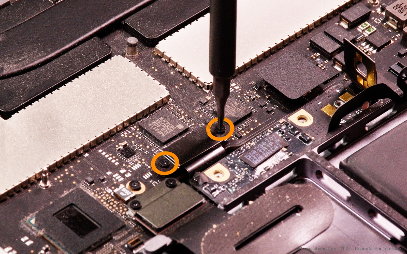 Changement batterie sur Macbook Pro 15 pouces A1707 EMC 3072 - 2016 photo 2