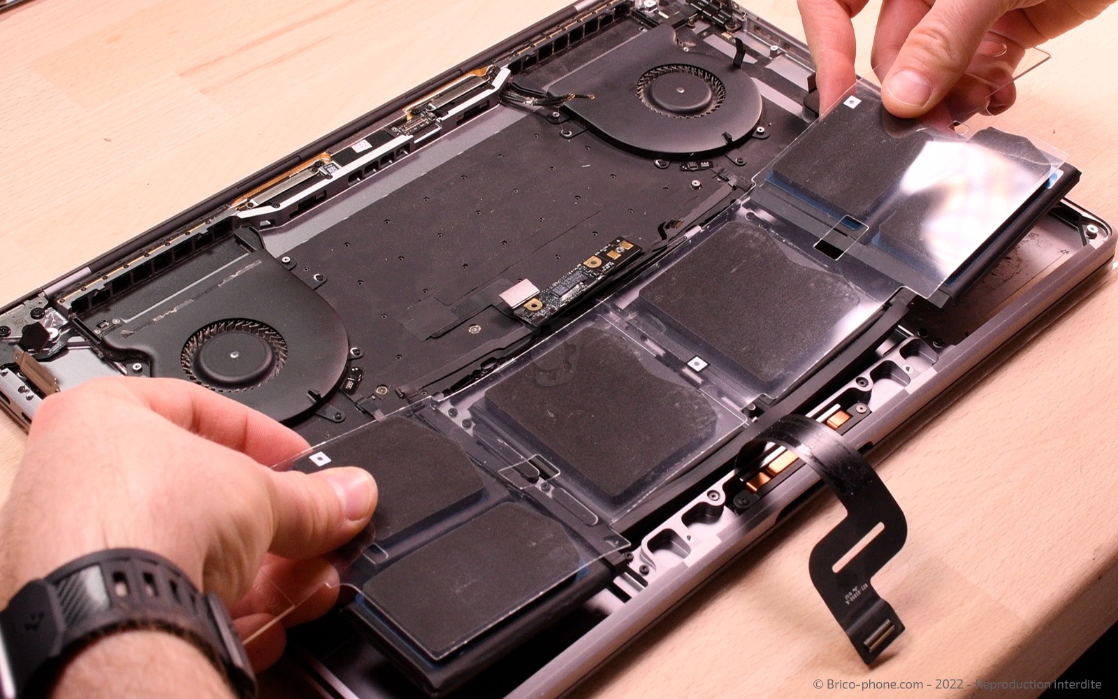 Changement batterie sur Macbook Pro 15 pouces A1707 EMC 3072 - 2016 photo 4