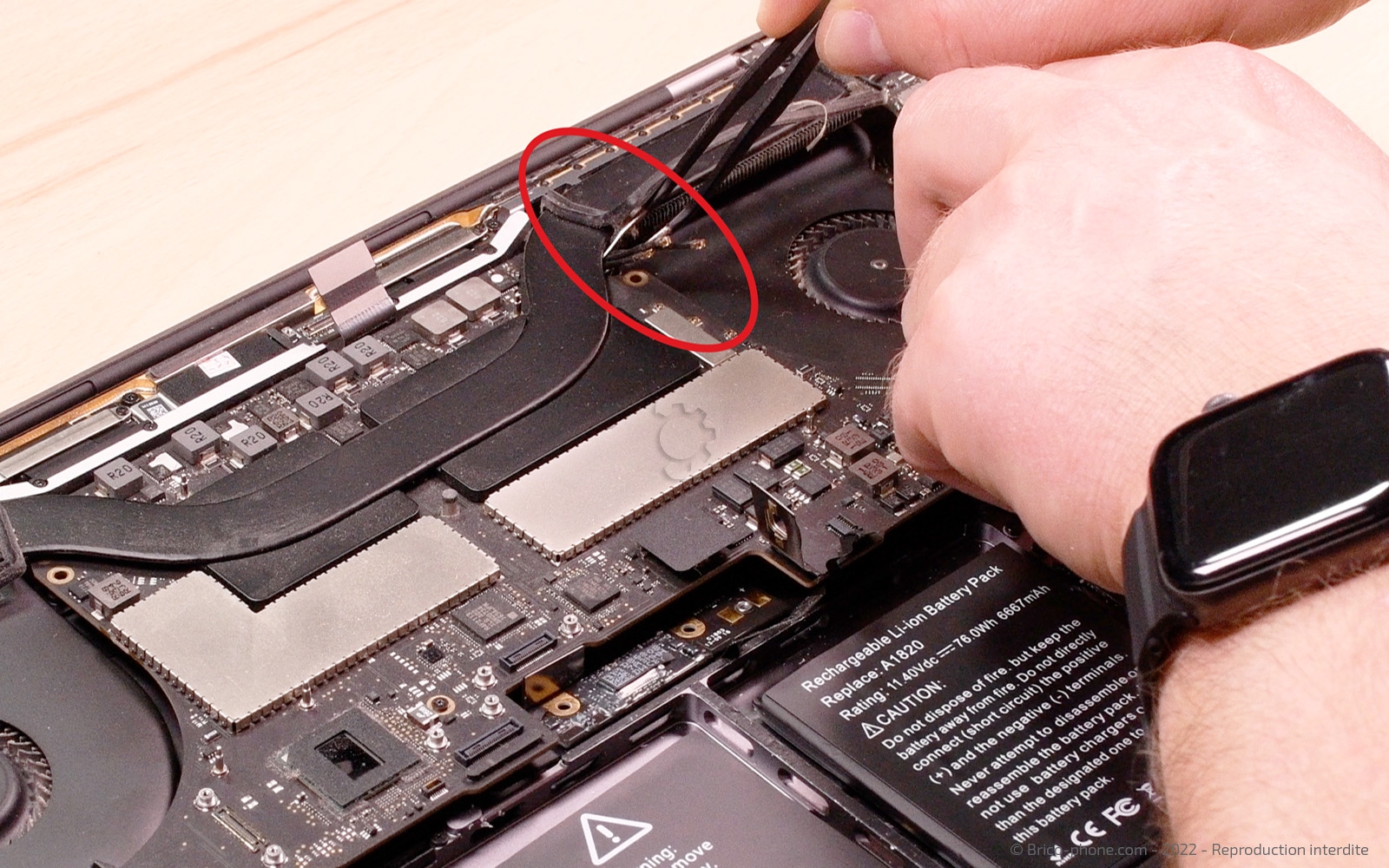 Changement batterie sur Macbook Pro 15 pouces A1707 EMC 3072 - 2016 photo 3