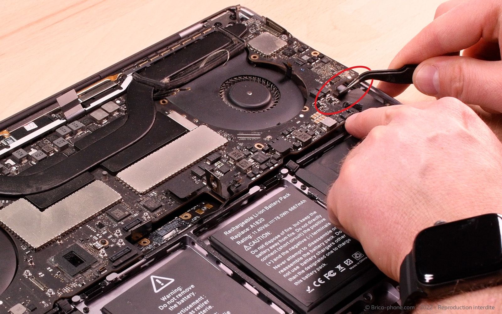 Changement batterie sur Macbook Pro 15 pouces A1707 EMC 3072 - 2016 photo 4